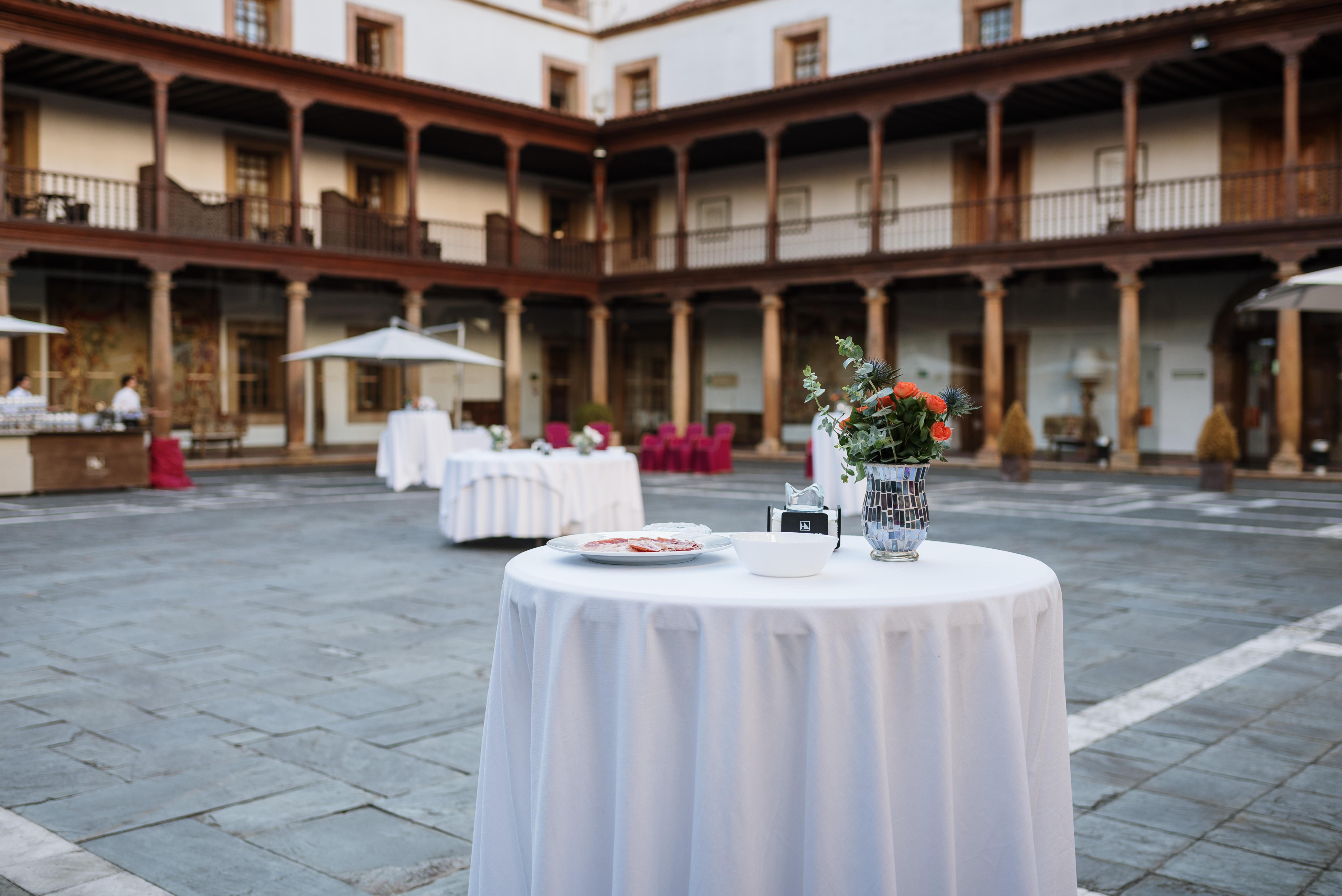 Eurostars Hotel De La Reconquista Oviedo Luaran gambar The courtyard of the University of Valencia