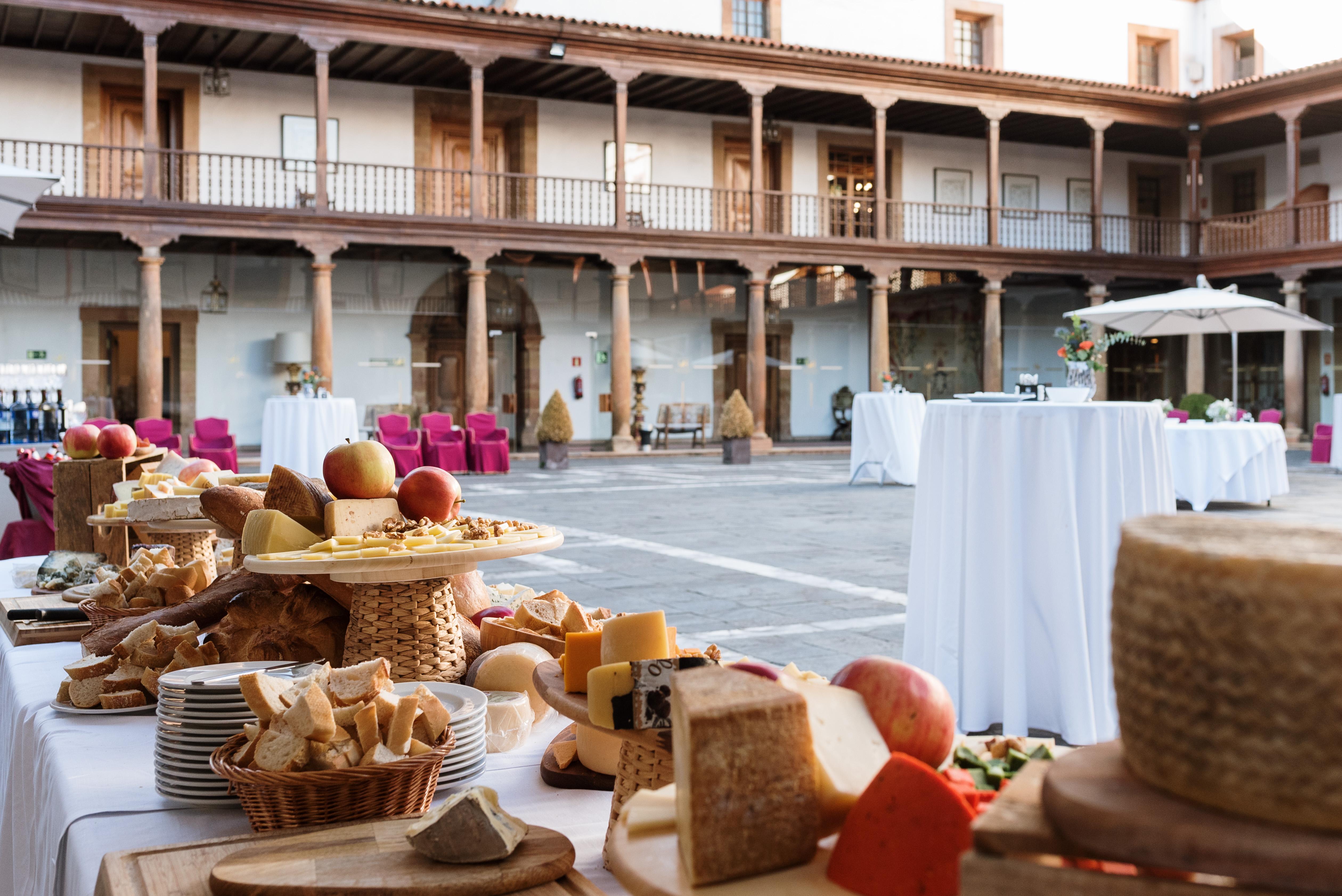 Eurostars Hotel De La Reconquista Oviedo Luaran gambar Cheese tasting at the Palacio de Abrantes