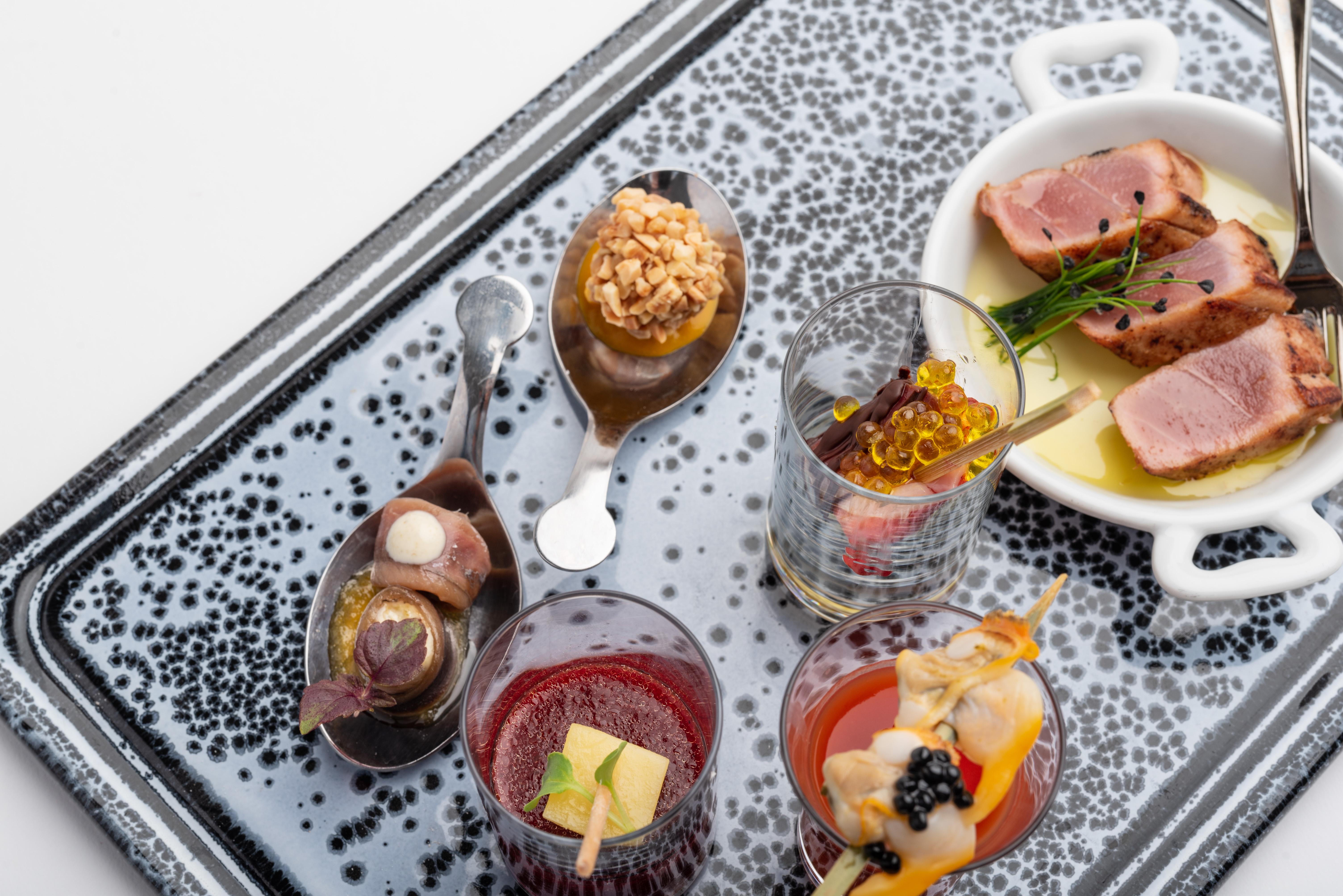 Eurostars Hotel De La Reconquista Oviedo Luaran gambar A selection of canapés