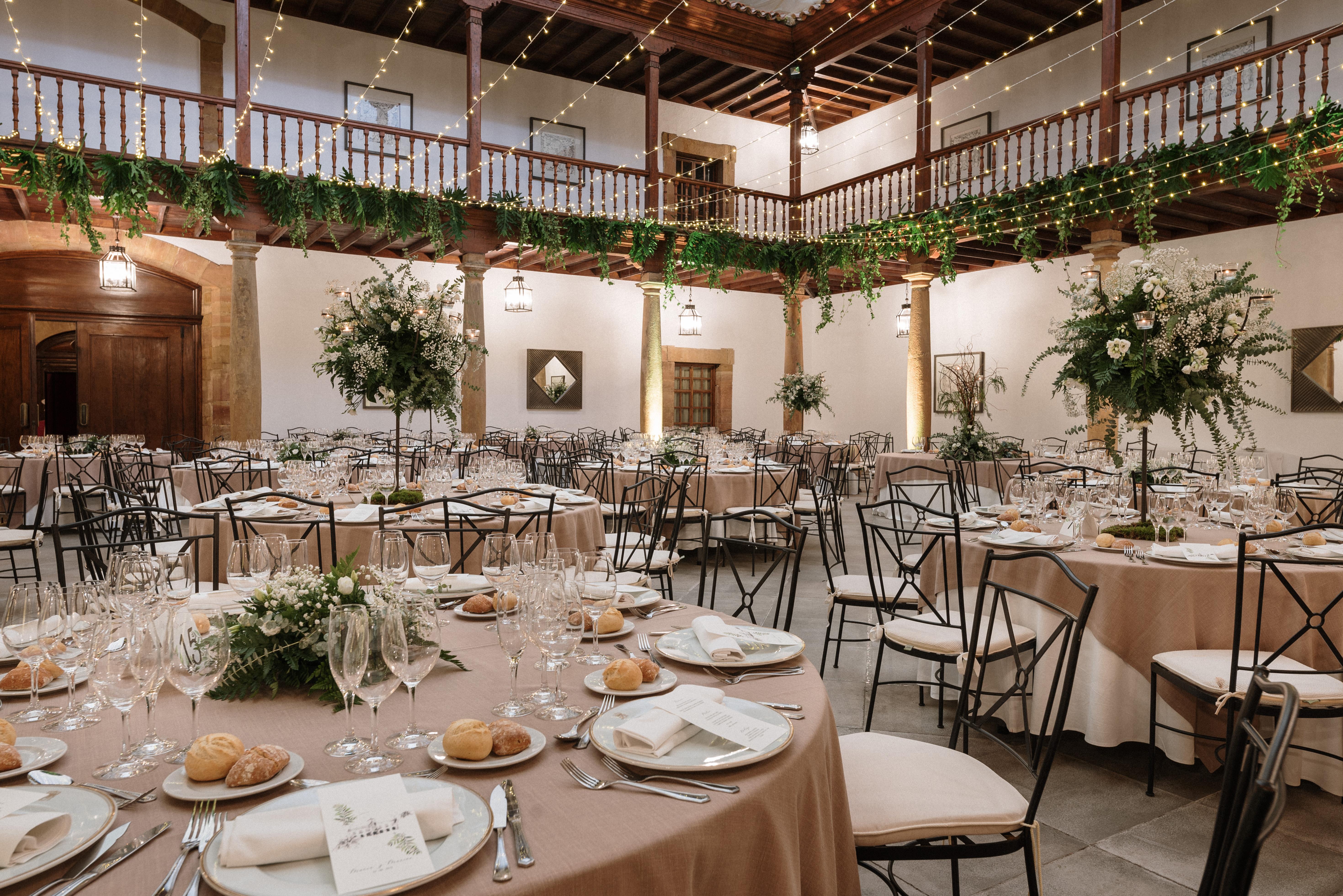 Eurostars Hotel De La Reconquista Oviedo Luaran gambar A wedding reception in Spain