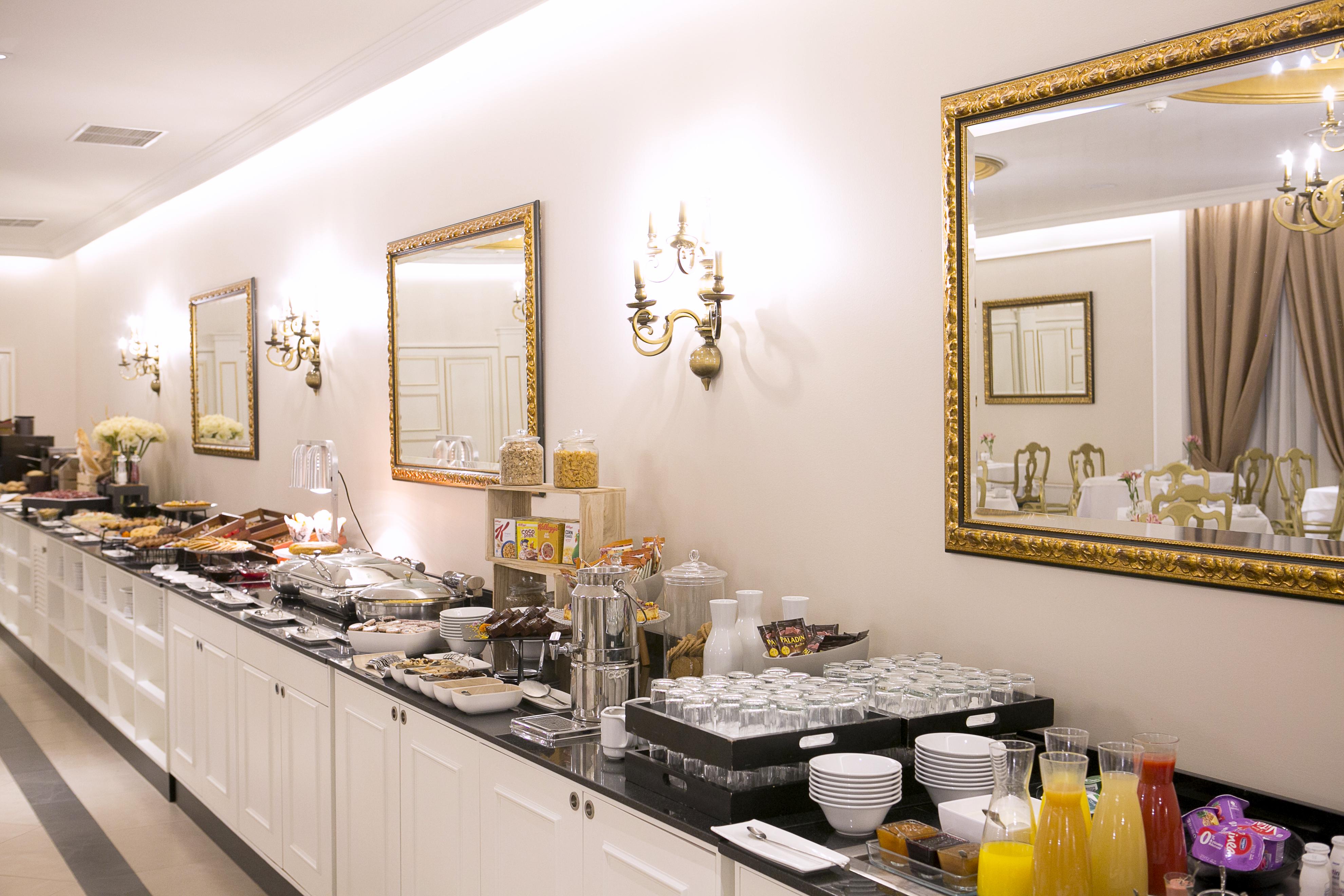 Eurostars Hotel De La Reconquista Oviedo Luaran gambar A buffet at a hotel