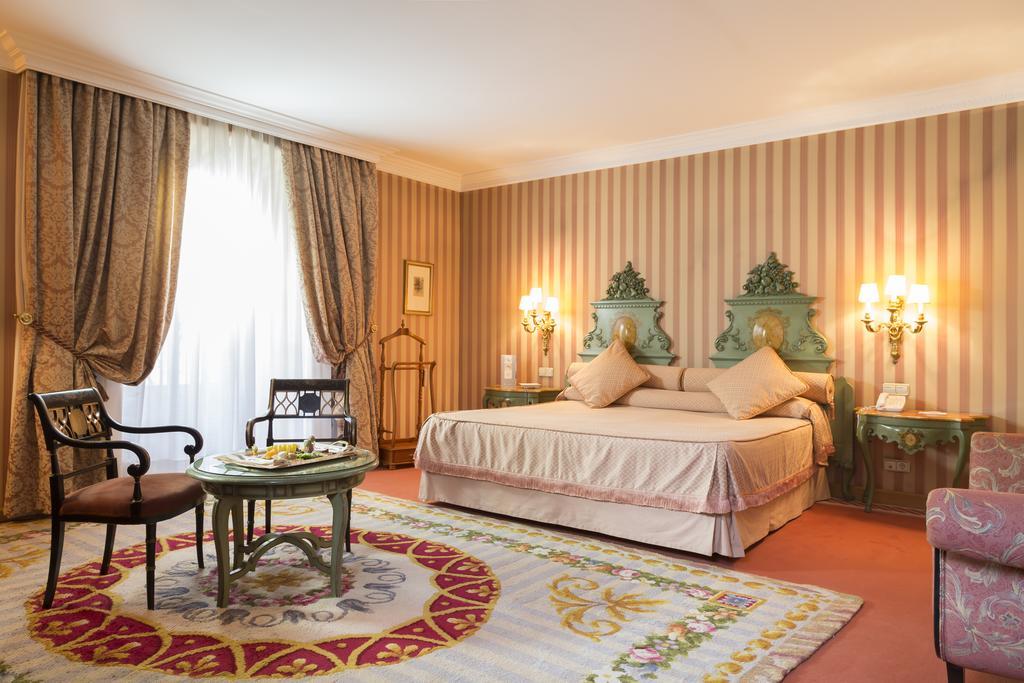 Eurostars Hotel De La Reconquista Oviedo Luaran gambar A bedroom at the hotel