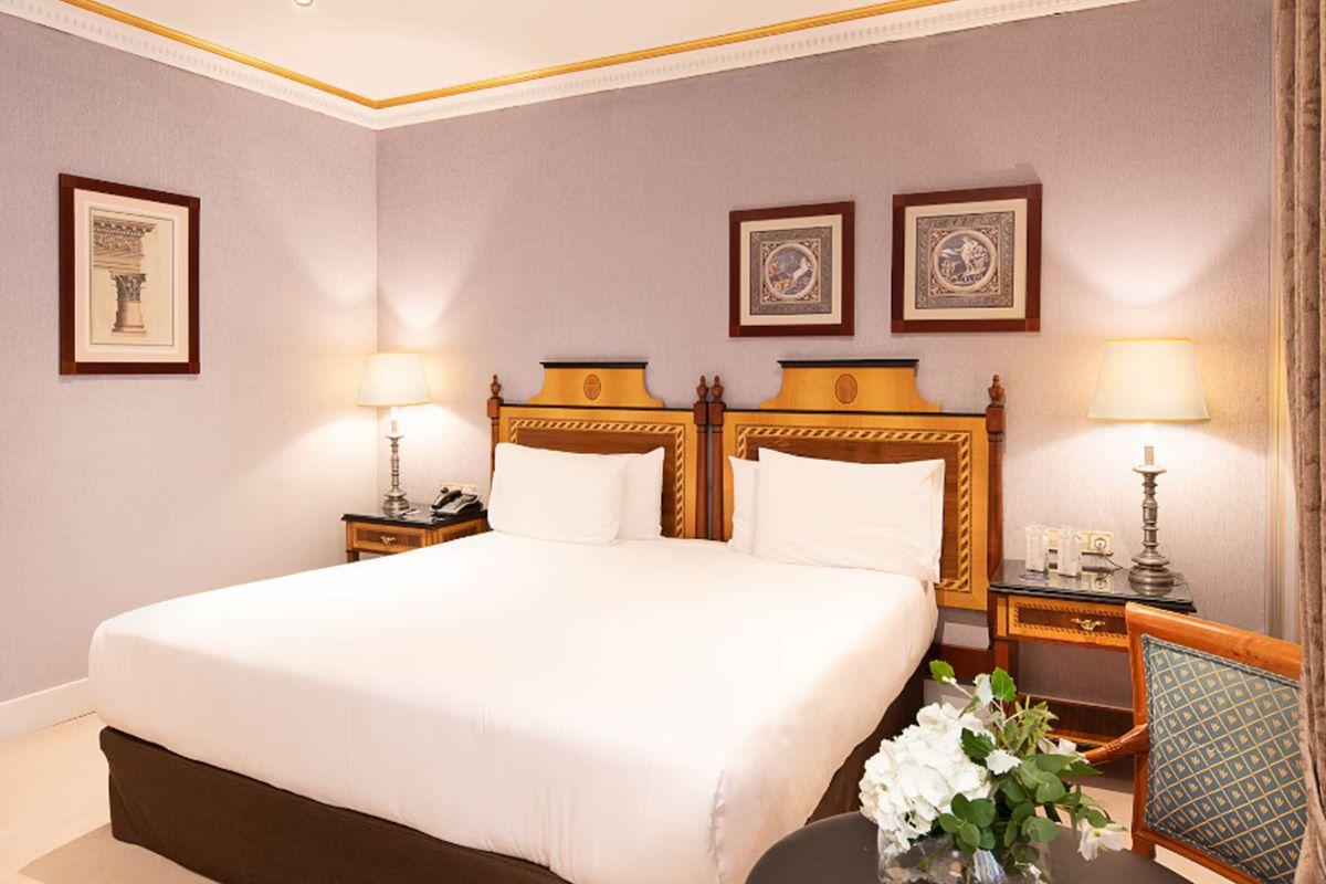 Eurostars Hotel De La Reconquista Oviedo Luaran gambar A bedroom at the hotel