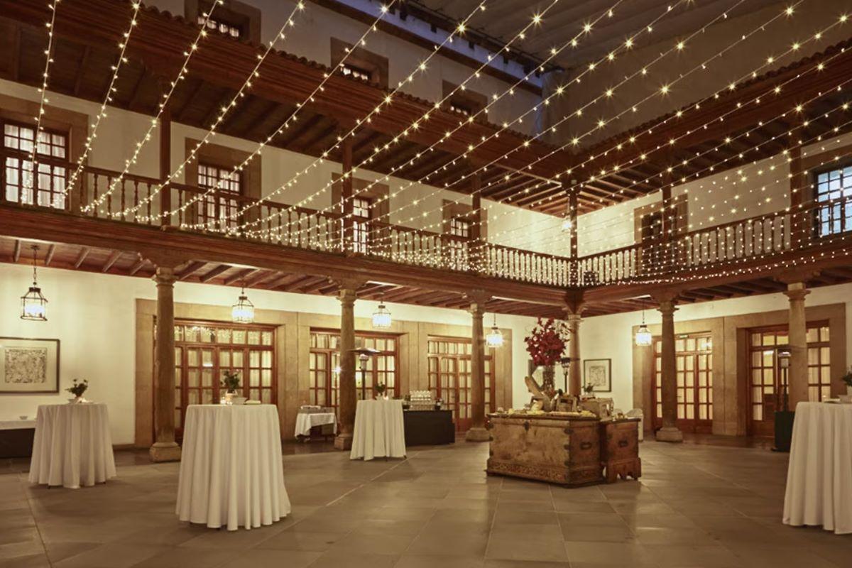 Eurostars Hotel De La Reconquista Oviedo Luaran gambar The interior of the San Antonio Museum of Art