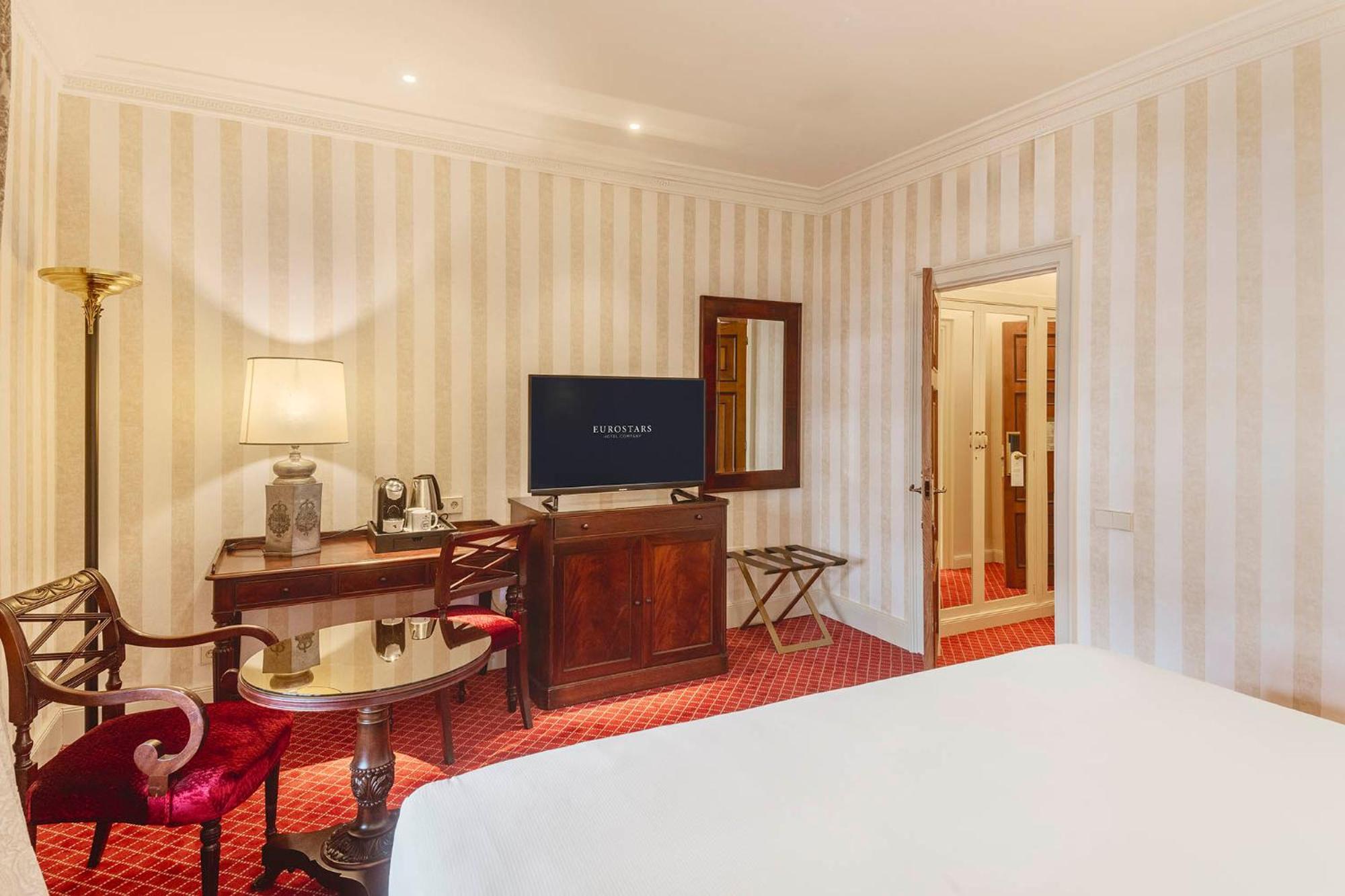 Eurostars Hotel De La Reconquista Oviedo Luaran gambar A room at the hotel