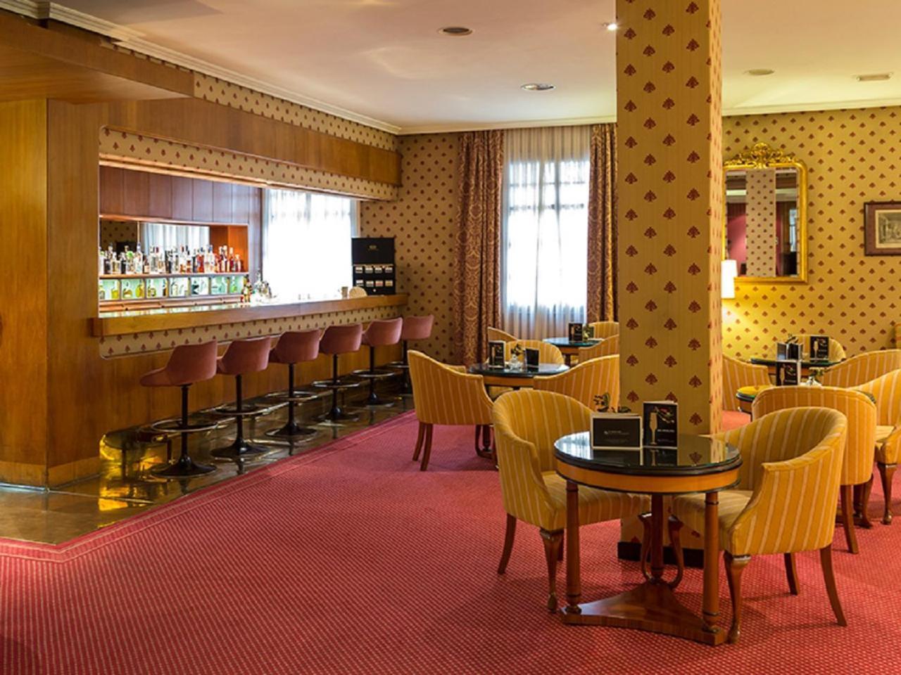 Eurostars Hotel De La Reconquista Oviedo Luaran gambar The bar at the hotel
